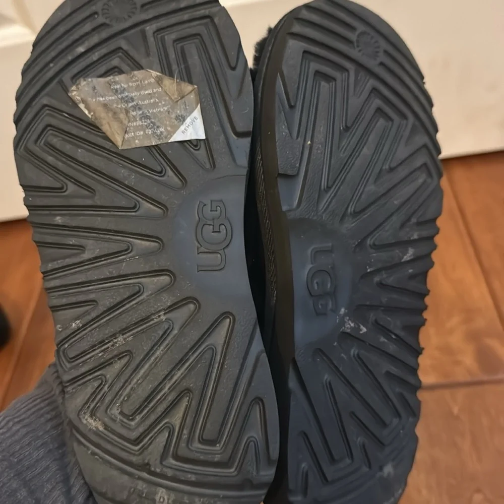 UGG Kids Black Fluff Slide Sandals with Logo Strap